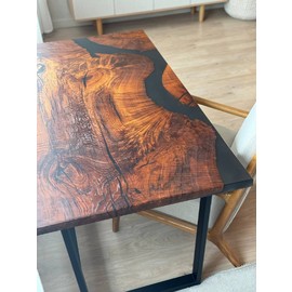 Обеденный стол из массива с рекой из эпоксидной смолы