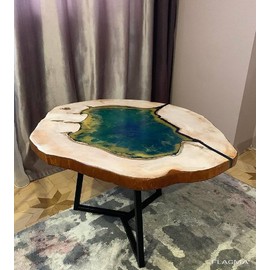 Стол из эпоксидной смолы и массива липы под заказ