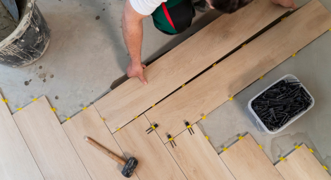 осуществляем монтаж напольных покрытий